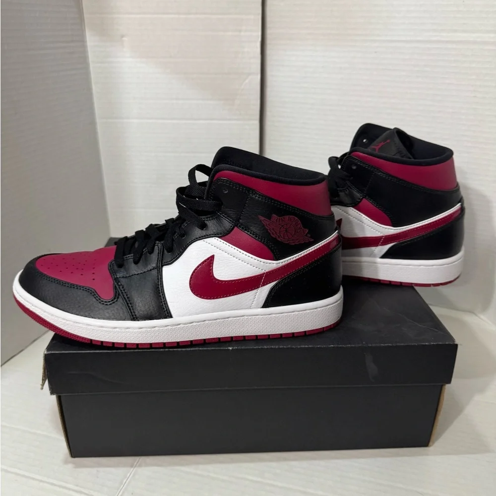 AIR JORDAN 1 MID BLACK/NOBLE RED-WHITE 554724 066 Mens
Shoes Size 10 Excellent! - Picture 8 of 11